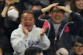 岡崎の代表通算50ゴールの瞬間、スタンドで誰より興奮していた一流芸人